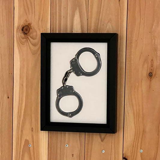 Wandbild mit Handschellen – Herausnehmbares Design-Objekt mit funktionalen Metall-Handschellen